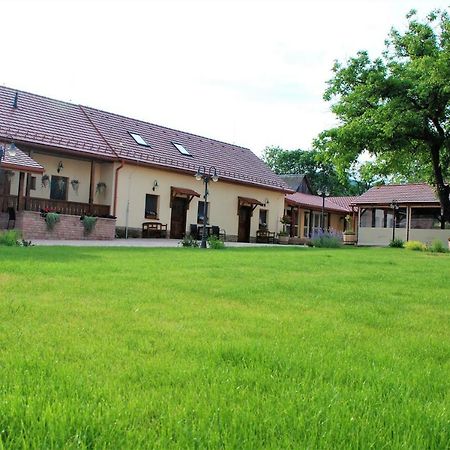 Ubytovanie Tri Ruze Krasnohorske Podhradie Exterior photo