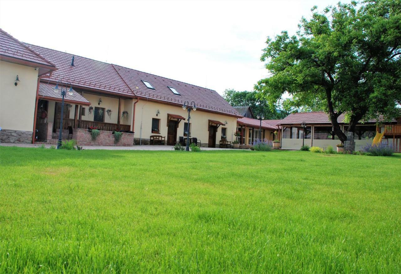 Ubytovanie Tri Ruze Krasnohorske Podhradie Exterior photo