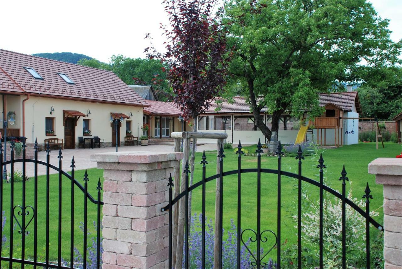 Ubytovanie Tri Ruze Krasnohorske Podhradie Exterior photo