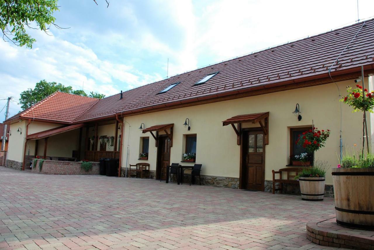 Ubytovanie Tri Ruze Krasnohorske Podhradie Exterior photo