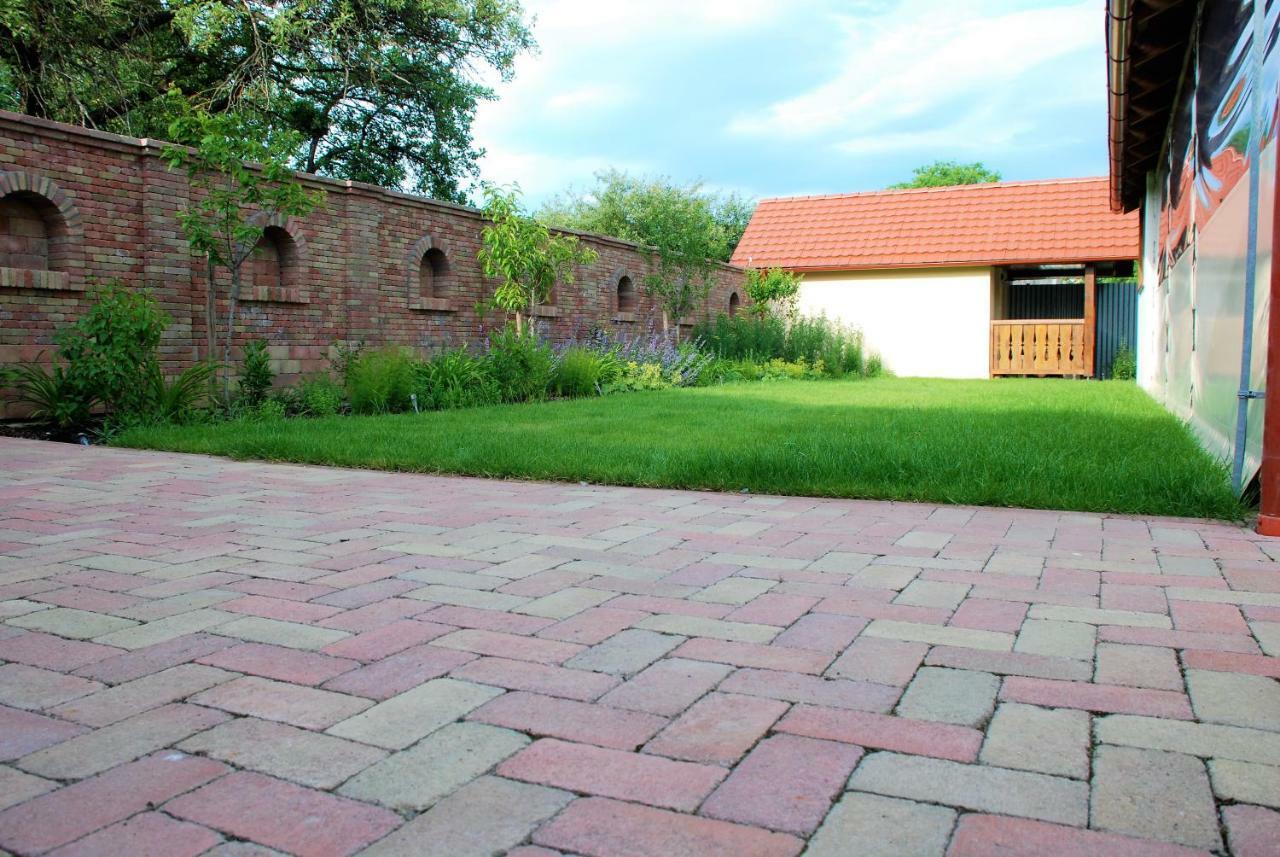 Ubytovanie Tri Ruze Krasnohorske Podhradie Exterior photo
