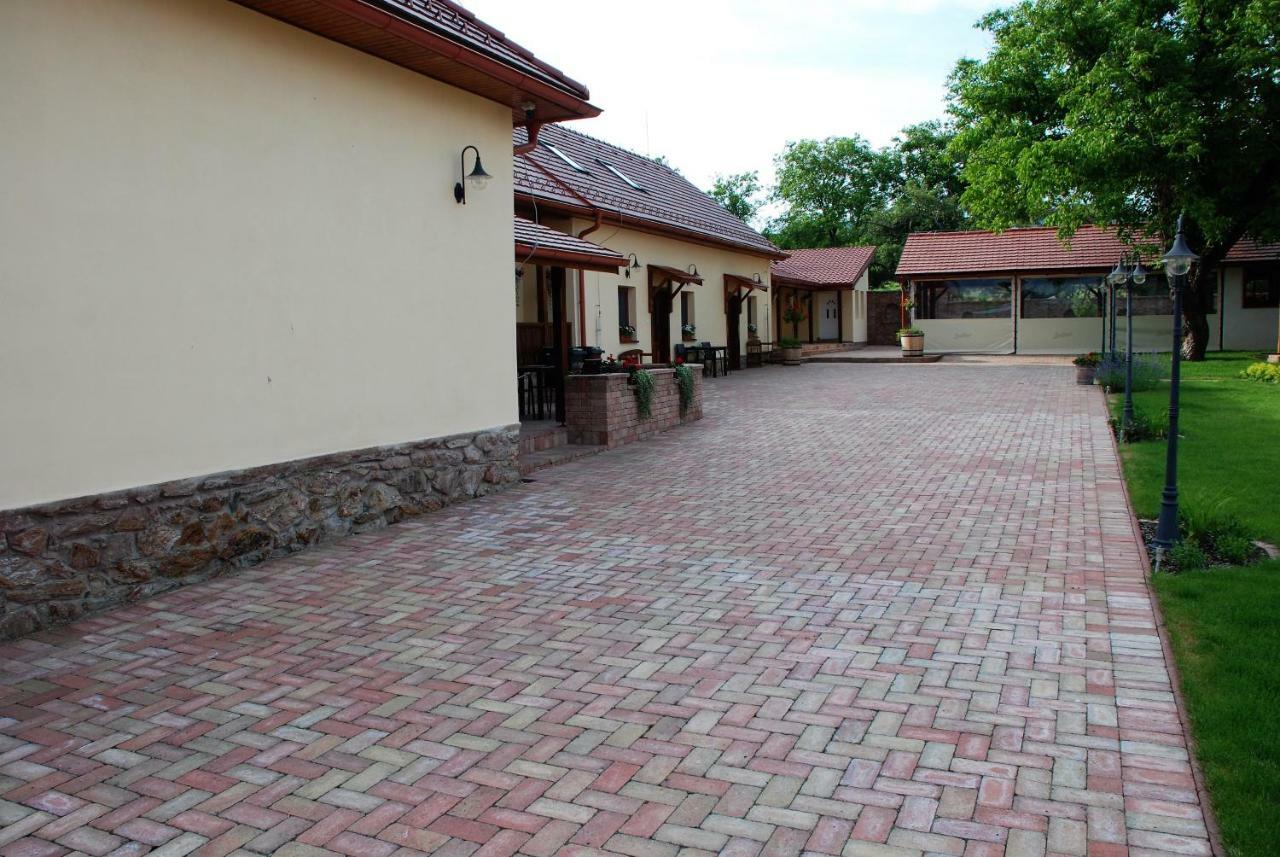 Ubytovanie Tri Ruze Krasnohorske Podhradie Exterior photo