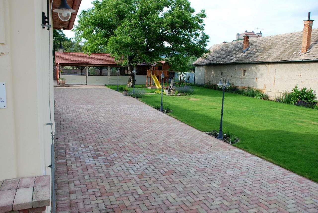 Ubytovanie Tri Ruze Krasnohorske Podhradie Exterior photo